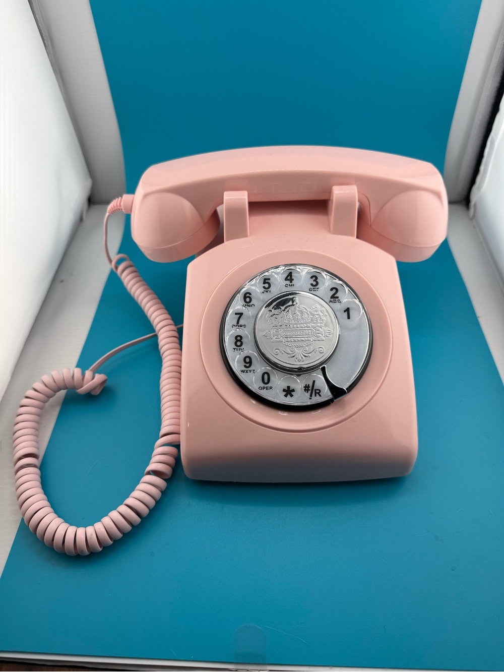 Vintage-Style Pink Rotary Desk Phone - Retro Home Networking Decor